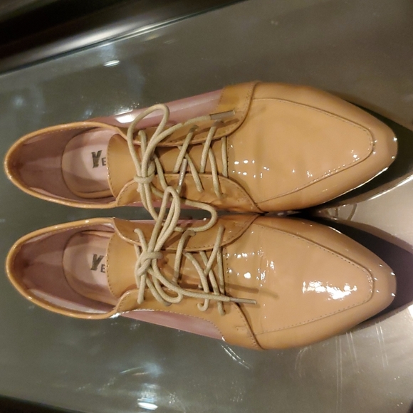 Vintage Vearcon  Peachy Taupe  Patent Leather And Mesh Lace Up Shoe - Picture 6 of 11